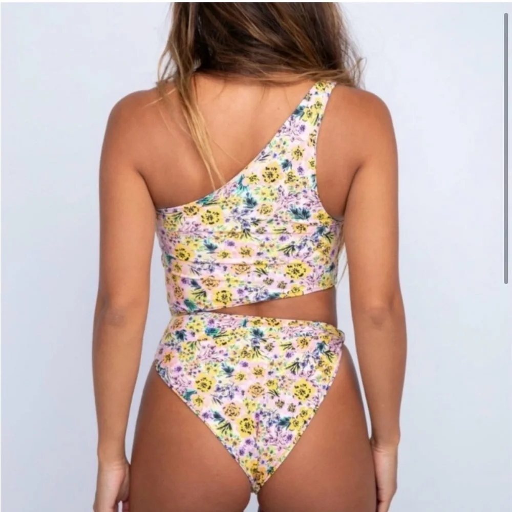 Skatie Nicole one piece - Picture 2 of 6